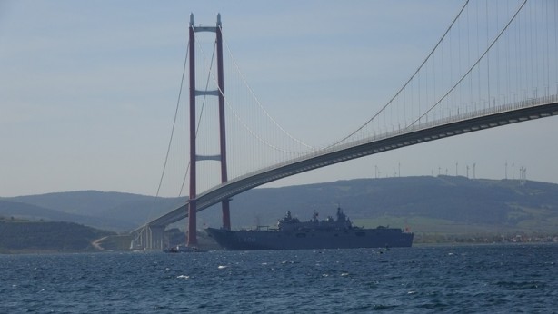 Foto - ‘TCG Anadolu’ 1915 Çanakkale Köprüsü'nün altından geçti