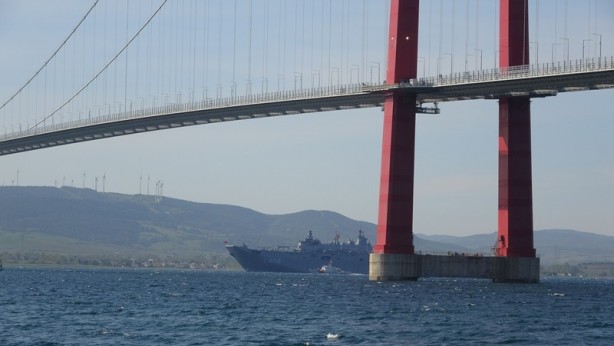 Foto - ‘TCG Anadolu’ 1915 Çanakkale Köprüsü'nün altından geçti