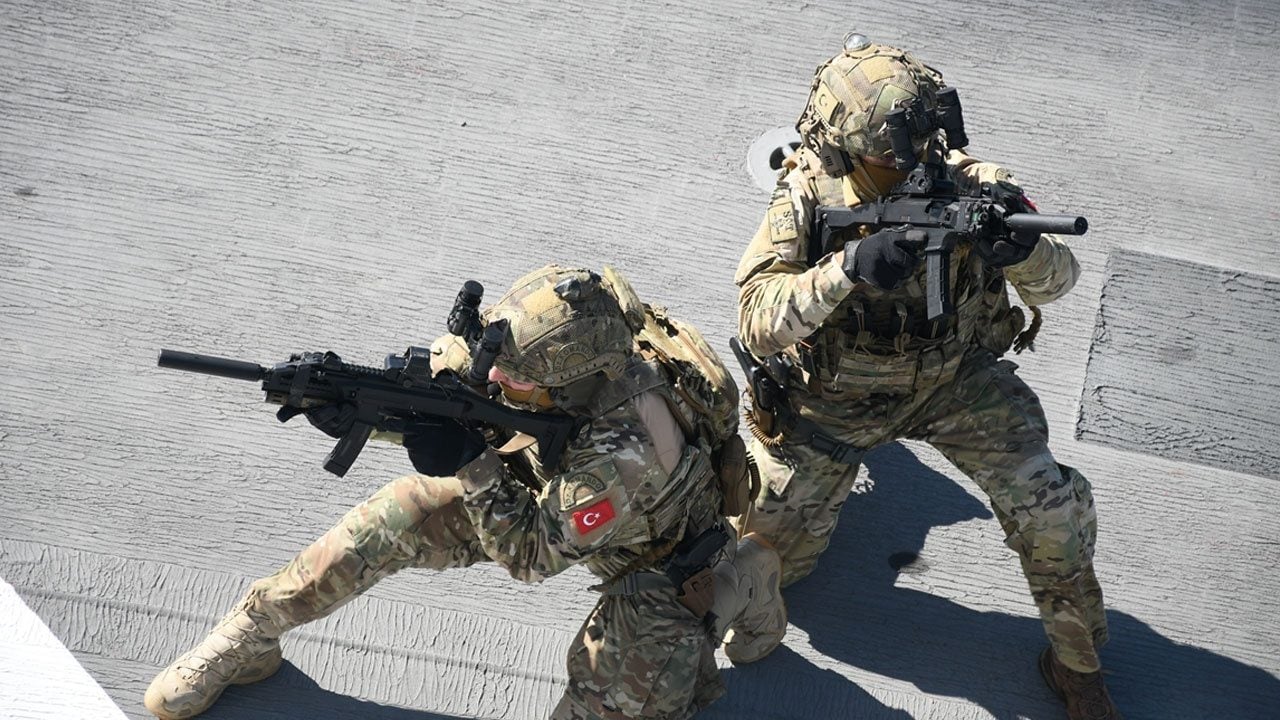 Foto - TCG Anadolu Arnavutluk'ta nefesleri kesti