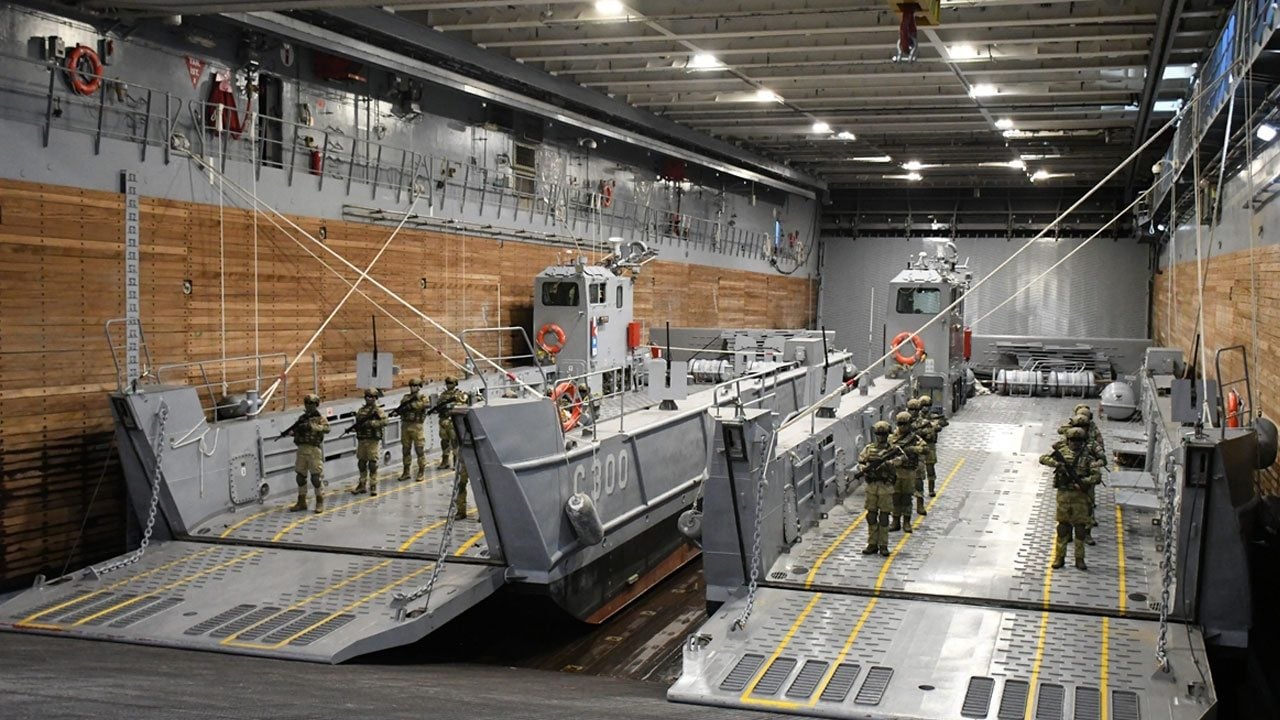 Foto - TCG Anadolu Arnavutluk'ta nefesleri kesti