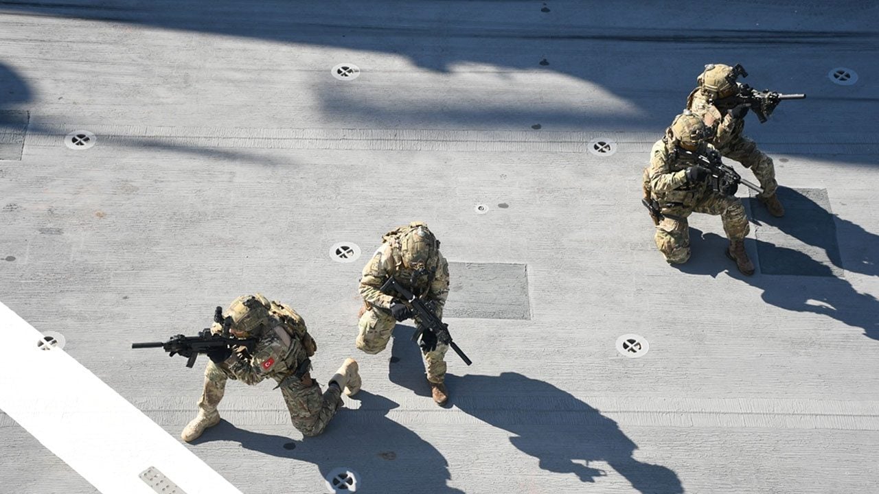 Foto - TCG Anadolu Arnavutluk'ta nefesleri kesti