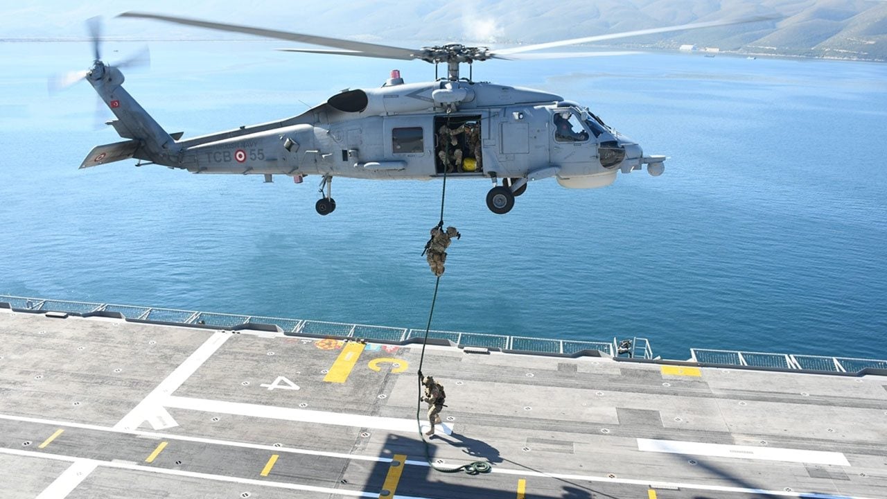 Foto - TCG Anadolu Arnavutluk'ta nefesleri kesti