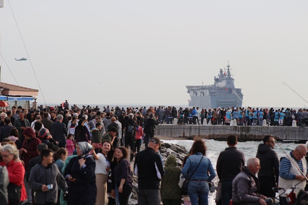 Foto - TCG Anadolu Çanakkale Boğazı'ndan geçti
