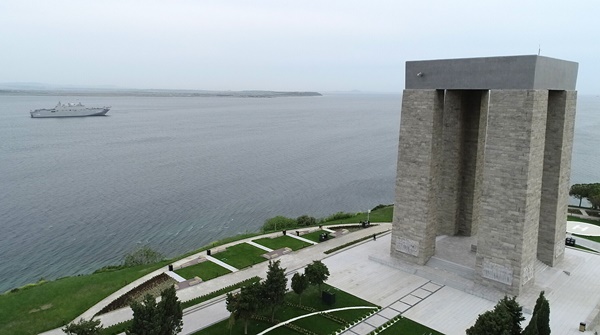 Foto - TCG Anadolu Çanakkale Boğazı'ndan geçti