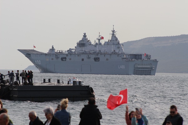 Foto - TCG Anadolu Çanakkale Boğazı'ndan geçti