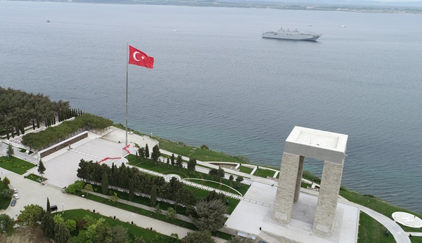 Foto - TCG Anadolu Çanakkale Boğazı'ndan geçti