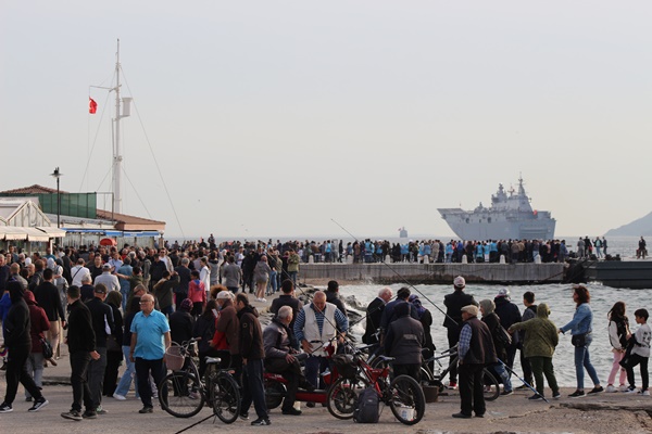 Foto - TCG Anadolu Çanakkale Boğazı'ndan geçti