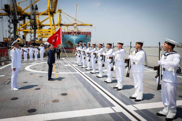 Foto - TCG Kınalıada, Chittagong Limanı'nda
