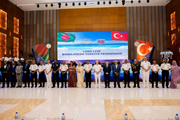 Foto - TCG Kınalıada, Chittagong Limanı'nda