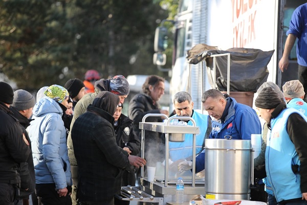 TDV 3 öğün 3 bin kişilik yemek ikram ediyor