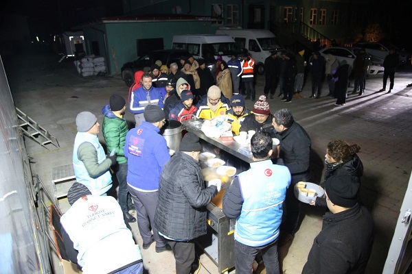Foto - TDV 3 öğün 3 bin kişilik yemek ikram ediyor