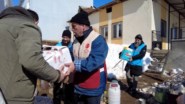 TDV deprem bölgelerinde lojistik merkezleriyle yaraları sarıyor
