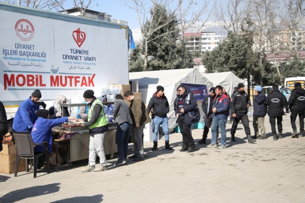 TDV Kadın ve Gençlik Kolları 51 bini aşkın gönüllüsüyle yaraları sarıyor