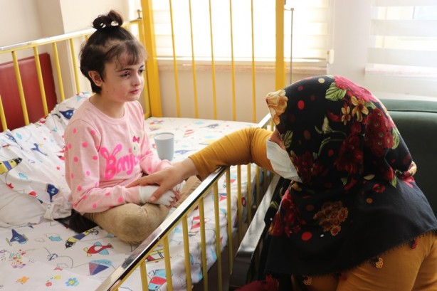 Foto - Tedavi edilen 6 kelebek hastası ilk kez katı gıdayla beslendi