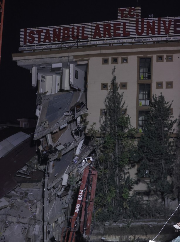 Foto - Tedbir amaçlı boşaltılan üniversite binası çöktü