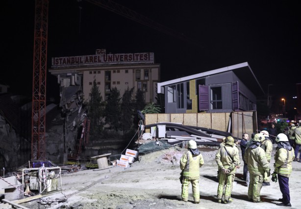 Foto - Tedbir amaçlı boşaltılan üniversite binası çöktü