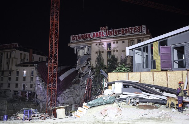 Tedbir amaçlı boşaltılan üniversite binası çöktü