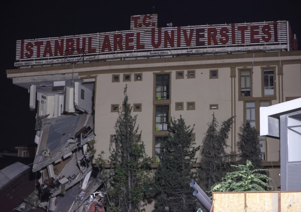Foto - Tedbir amaçlı boşaltılan üniversite binası çöktü