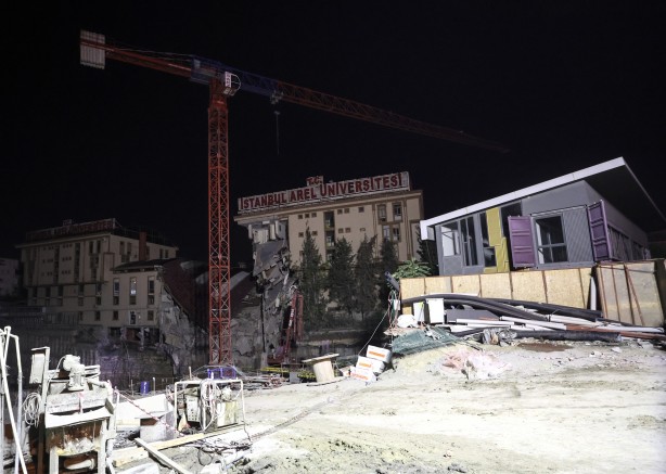 Foto - Tedbir amaçlı boşaltılan üniversite binası çöktü