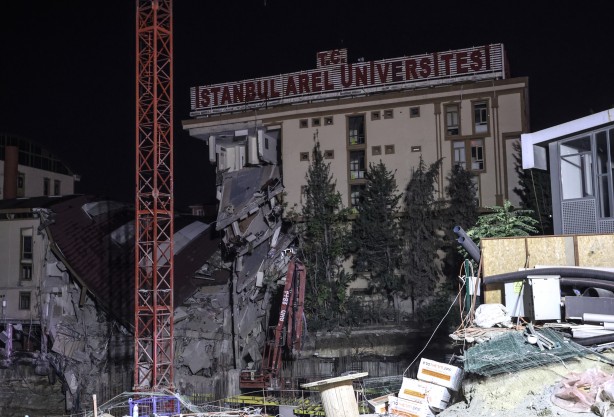 Foto - Tedbir amaçlı boşaltılan üniversite binası çöktü