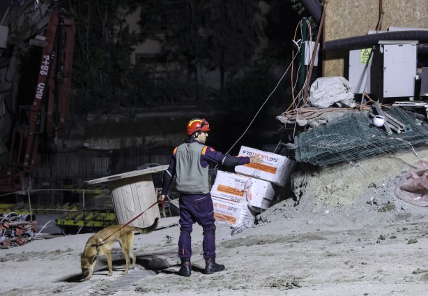 Foto - Tedbir amaçlı boşaltılan üniversite binası çöktü