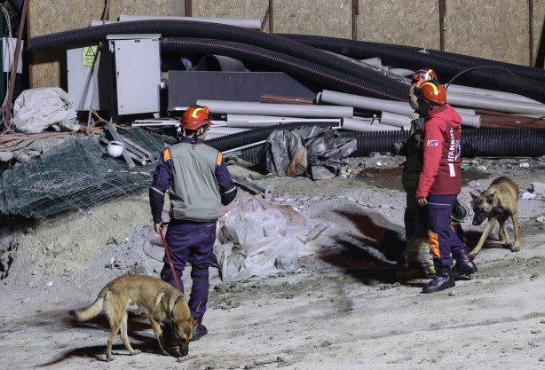 Foto - Tedbir amaçlı boşaltılan üniversite binası çöktü