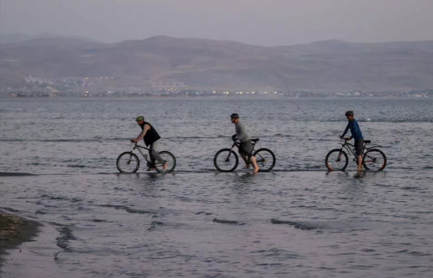 Foto - Tedirginlik her geçen gün artıyor! Gölün içinde bisiklet keyfi