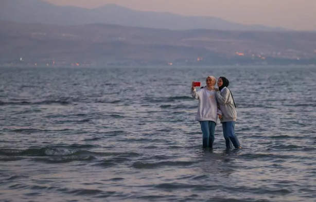 Foto - Tedirginlik her geçen gün artıyor! Gölün içinde bisiklet keyfi