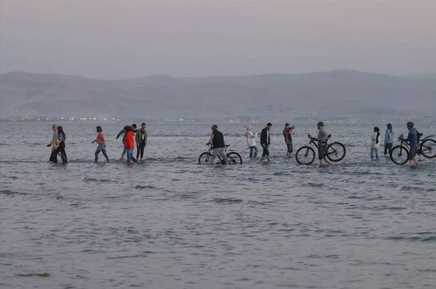 Foto - Tedirginlik her geçen gün artıyor! Gölün içinde bisiklet keyfi
