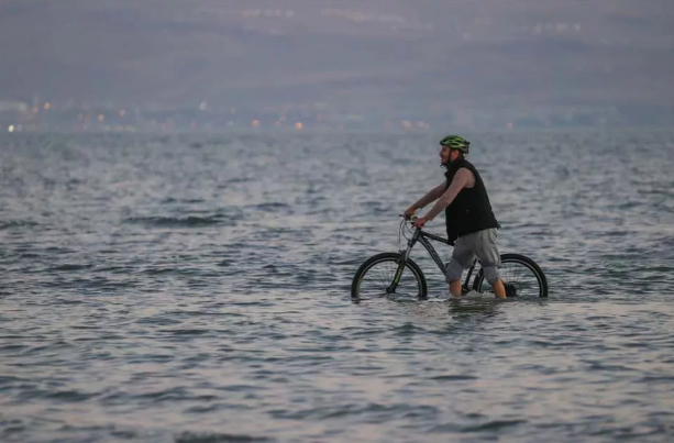 Foto - Tedirginlik her geçen gün artıyor! Gölün içinde bisiklet keyfi