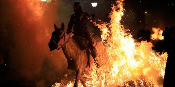 Foto - Tehlike arz etse de tüm dünyada sürdürülüyor! Yunanlıların ilginç ‘savaş’ı şaşırttı