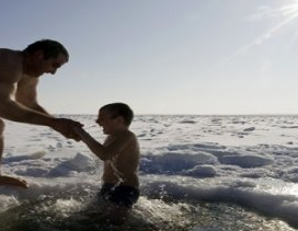 Foto - Tehlike arz etse de tüm dünyada sürdürülüyor! Yunanlıların ilginç ‘savaş’ı şaşırttı
