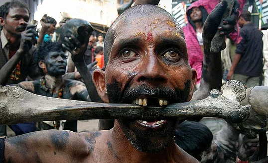 Tehlike arz etse de tüm dünyada sürdürülüyor! Yunanlıların ilginç ‘savaş’ı şaşırttı