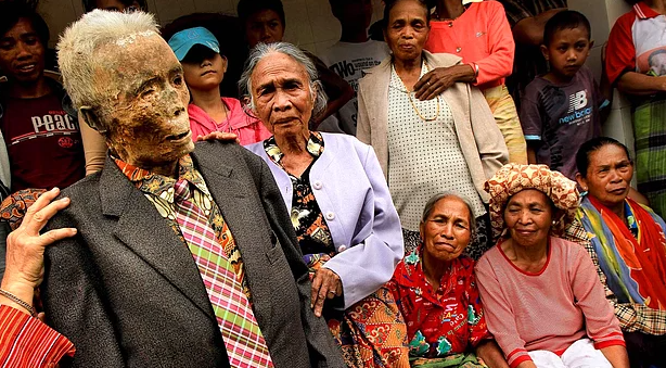 Foto - Tehlike arz etse de tüm dünyada sürdürülüyor! Yunanlıların ilginç ‘savaş’ı şaşırttı