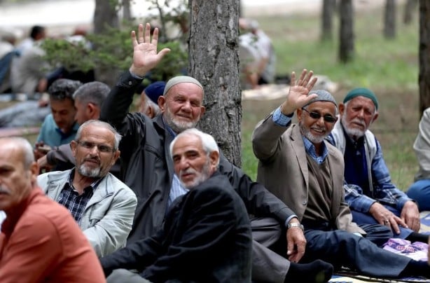 Tehlike çanları çalıyor! Bu gidişle herkes yatacak! İşte emeklilerin çalışanları geçtiği yerler