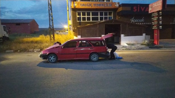 Foto - Tehlikeli anlar! Drift atarken refüje çıkan sürücü yaralı olarak kaçtı, fenalaşınca durdu