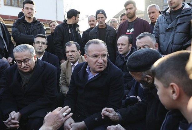 Foto - Tek bakan değil tüm kabine bölgede