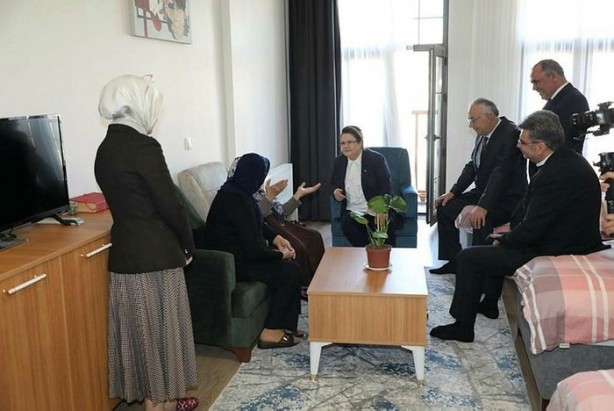 Foto - Tek bakan değil tüm kabine bölgede