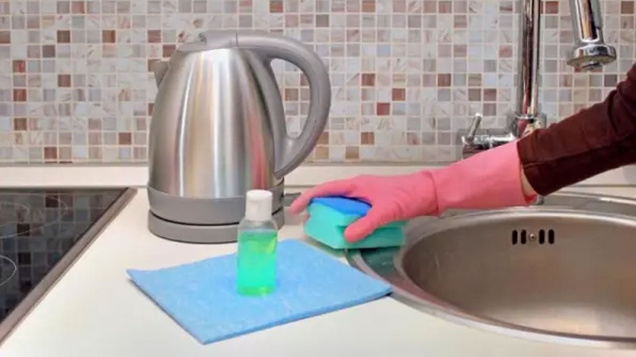 Tek bir malzemeyle tertemiz olacak! Mutfak kirecini silip süpüren yöntem açıklandı