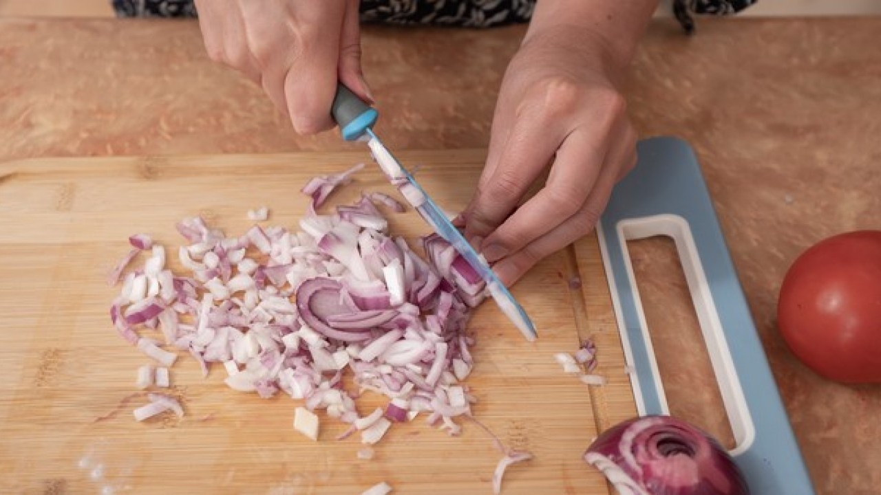 Tek damla yaş akmayacak! Soğan doğrarken göz yaşarmasına son