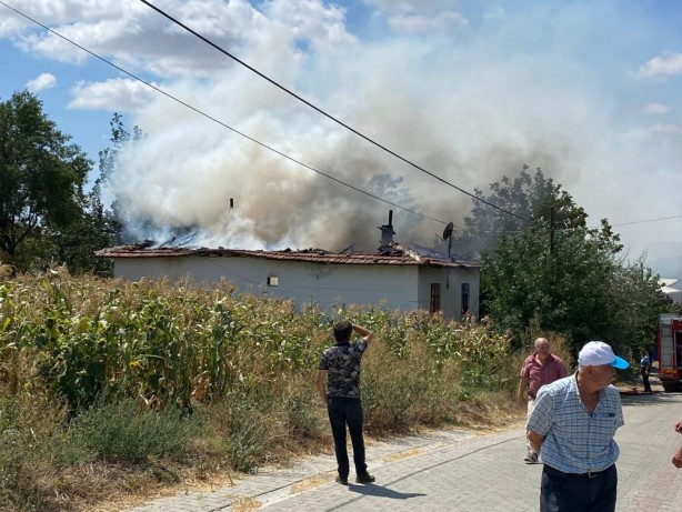 Foto - Tek katlı ev küle döndü