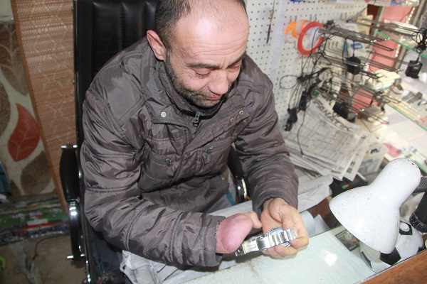 Foto - Tek parmağıyla zamanı kontrol ediyor! 