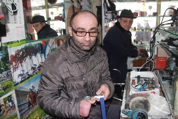 Foto - Tek parmağıyla zamanı kontrol ediyor! 