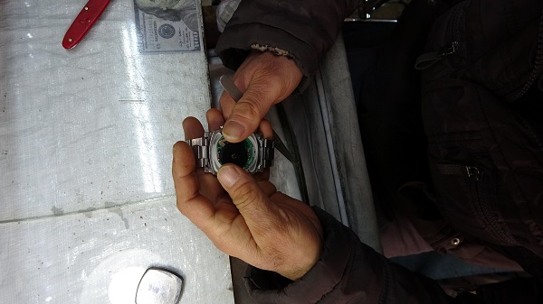 Foto - Tek parmağıyla zamanı kontrol ediyor! 