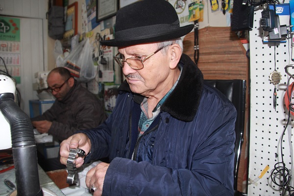 Foto - Tek parmağıyla zamanı kontrol ediyor! 