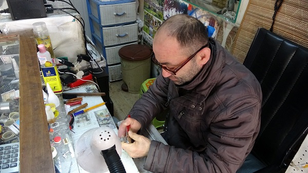 Foto - Tek parmağıyla zamanı kontrol ediyor! 