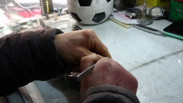 Foto - Tek parmağıyla zamanı kontrol ediyor! 