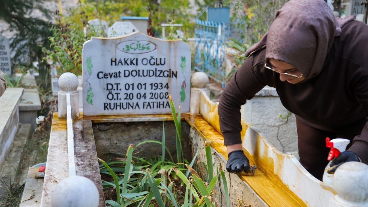Foto - Tek tek yenilemeye başladı! Mezarlıkta gördüğü manzara onu harekete geçirdi