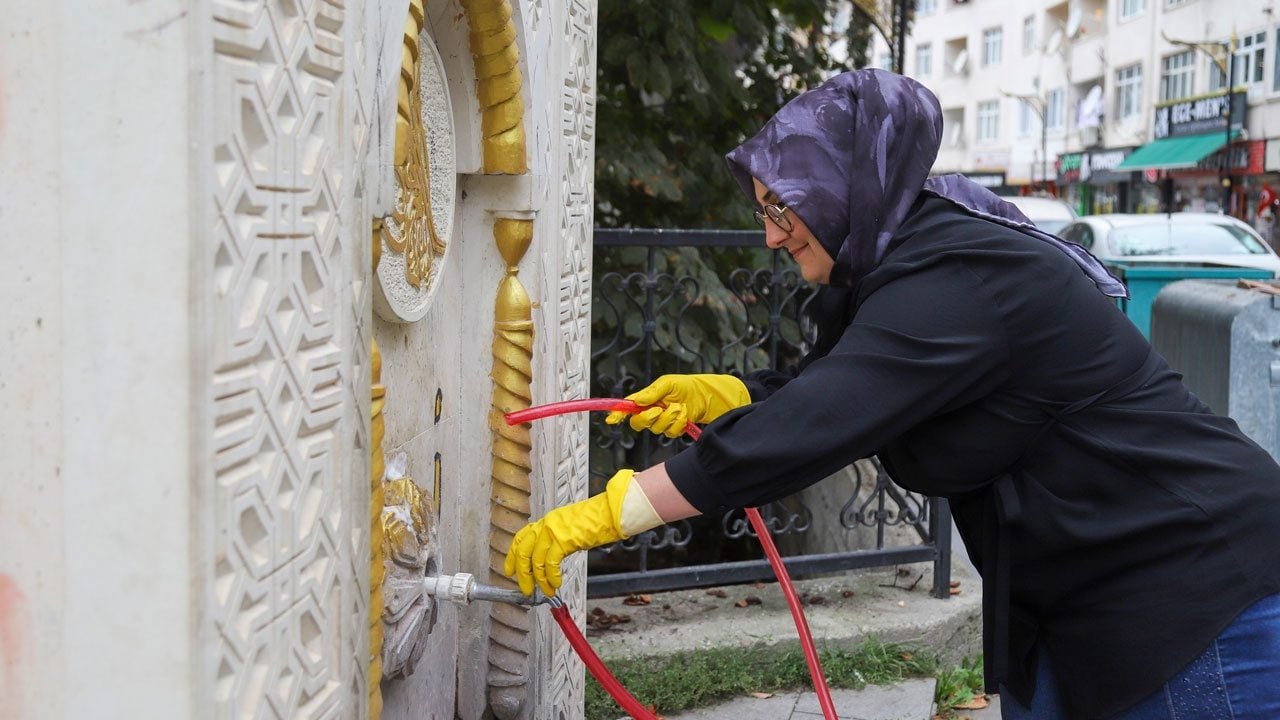 Foto - Tek tek yenilemeye başladı! Mezarlıkta gördüğü manzara onu harekete geçirdi