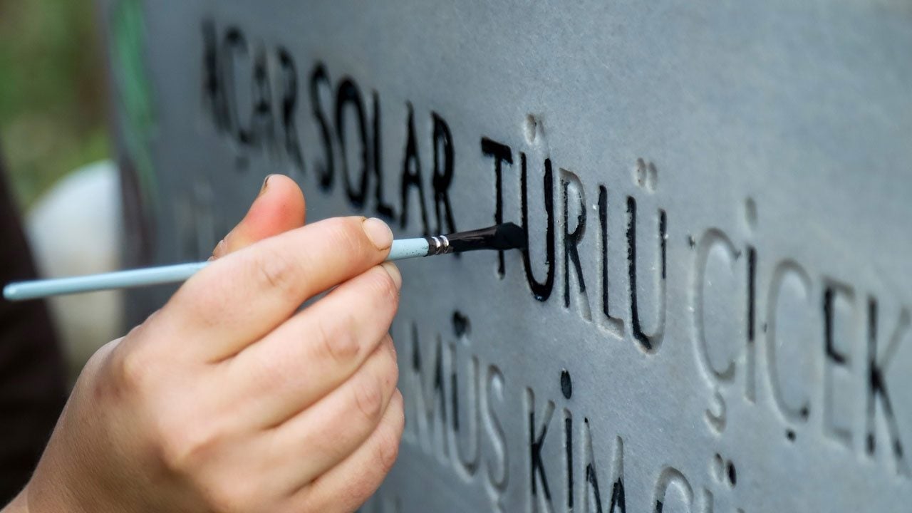 Tek tek yenilemeye başladı! Mezarlıkta gördüğü manzara onu harekete geçirdi